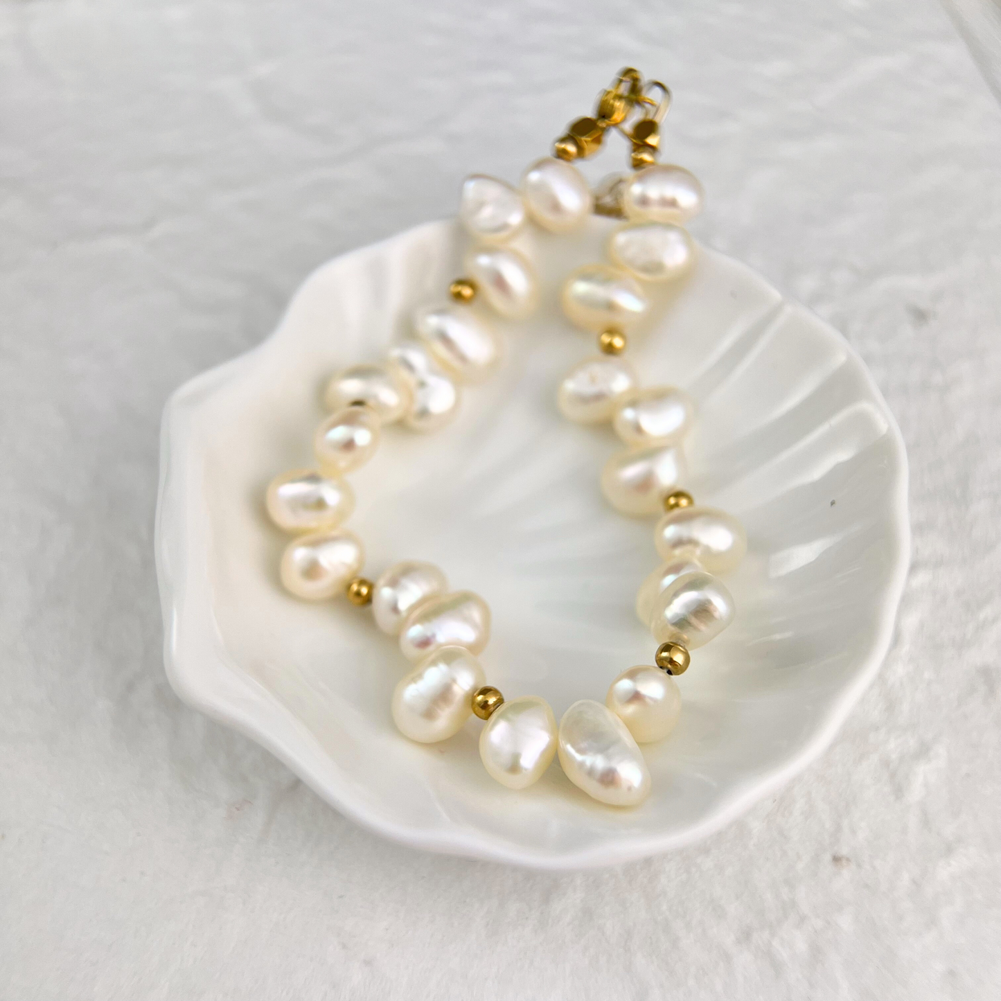 Ireguar Natural white Pearl Bracelet